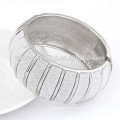 Exagerado Stereoscopic Stripe Metal punk estilo kara brazalete 11030636